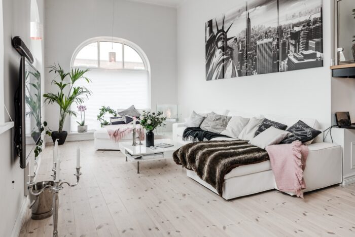 Duże okna oraz podstawowa barwa bieli przyjemnie rozjaśniają cały salon. Wygodna sofa narożnikowa oraz fotel-leżanka...