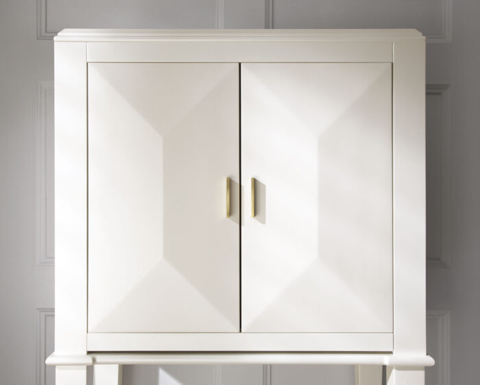 Biały barek z eleganckimi drzwiczkami (51826)