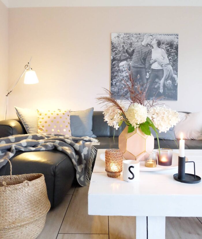 Sofa w salonie prezentuje się bardzo zachęcająco w aranżacji salonu. Ułożono na niej kilka pastelowych poduszek, a...
