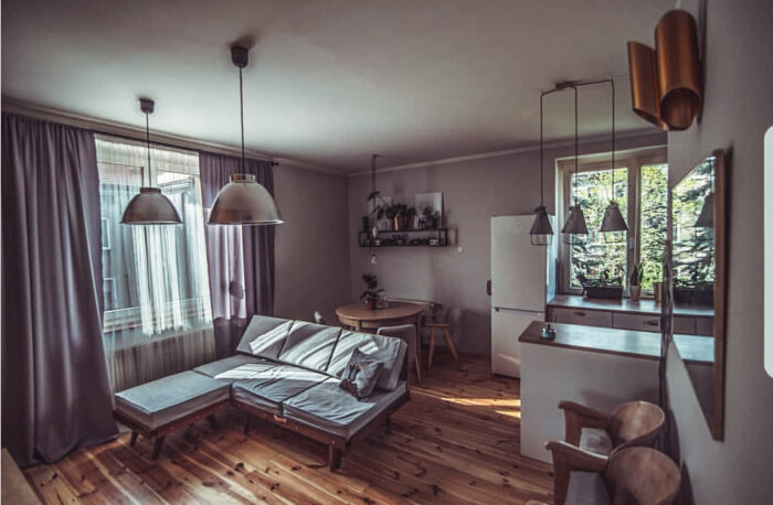 Salon zaaranżowano wraz z jadalnią i kuchnią w jednym pomieszczeniu. Jego dużą zaletą są okna na obu ścianach....
