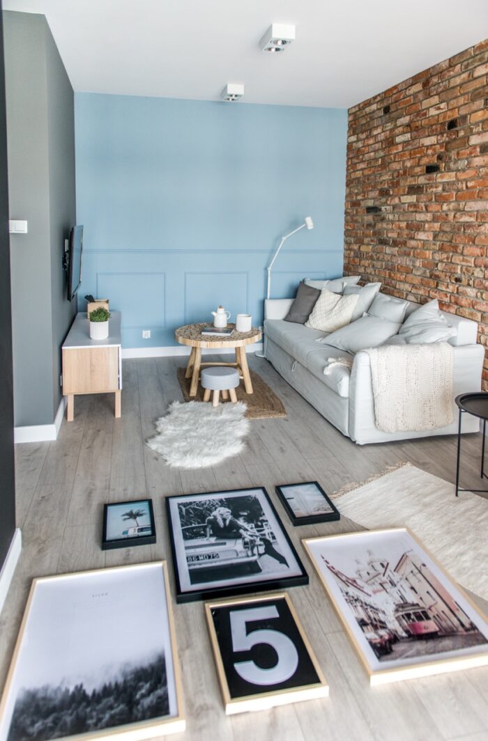 Układanie galerii ściennej w salonie (56213)