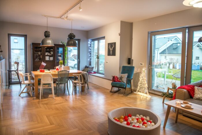 Pokój dzienny jest duży i zmieścił się w nim zarówno salon, jak i jadalnia. Aranżacja jest eklektyczna aranżacja, więc...