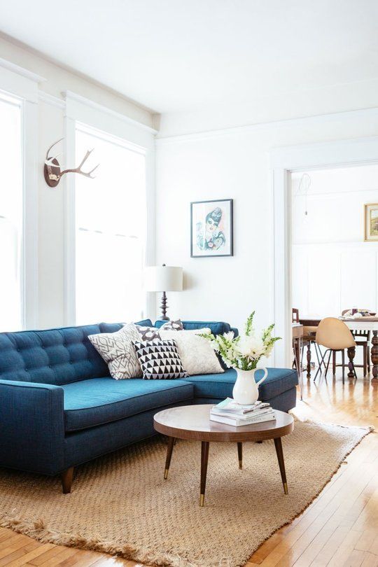W całkiem eleganckiej aranżacji salonu znalazła się kolorowa sofa. Granatowe obicie zdecydowanie wyróżnia się na jasnym...