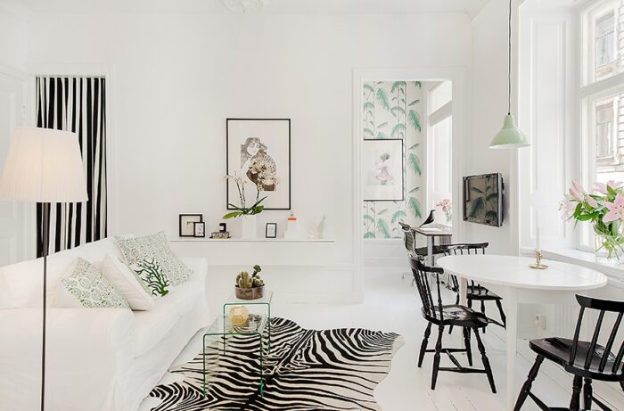 skandynawskie wnętrze,skandynawski salon,skandynawska inspiracja,biało-zielono-czarne wnętrze,mieszkanie w skandynawskim stylu,subtelne wnętrze,lekka aranżacja w bieli i zieleni,szczypta zieleni we wnętrzach,szczypta czerni we wnętrzach,zielone dodatki do wnętrz,czarne dodatki do wnętrz