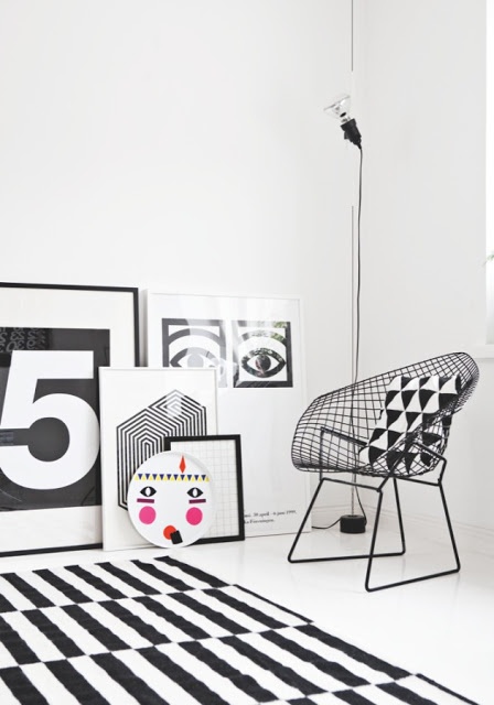 dywan w czarno-białe paski, dywany IKEA, typografie czarno-białe,czarne krzesła
