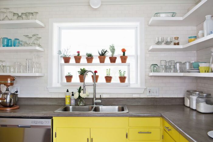 Piękna kompozycja z jednakowych doniczek ustawionych w oknie niezwykle dekoruje wnętrze. Biała kuchnia zyskuje na...