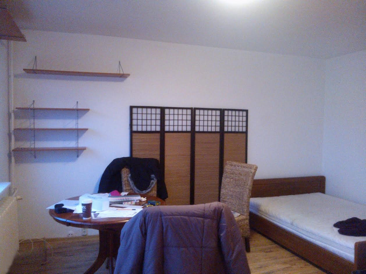 Salon before składał się tylko z podstawowego umeblowania, jednak brakowało w nim ozdób oraz detali, które tworzyłyby...