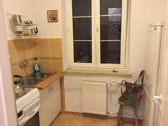 Kuchnia przed remontem wyglądała dość smutno. Znajdowały się w niej meble starego typu i brakowało elementów...