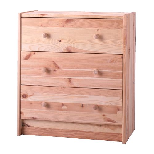 Sosnową komodę z IKEI można postawić w jej naturalnej formie albo przemalować ją na ulubiony kolor. Mebel pasuje...