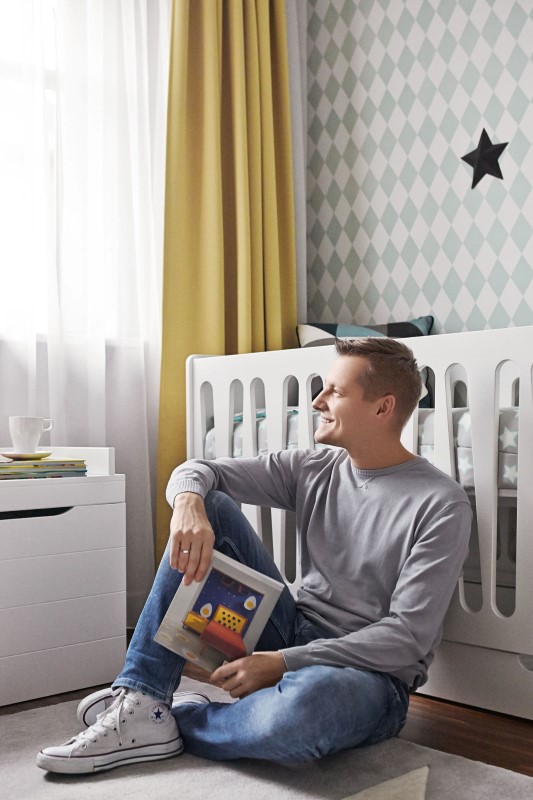 W pokoju synka Marcina Mroczka zestawiono ze sobą białe proste meble oraz dodatki w bardziej intensywnych odcieniach...
