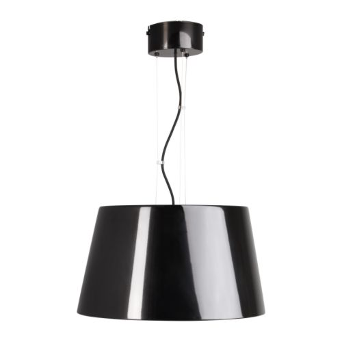 Czarna lampa o dość rozłożystym kloszu w lekkim połysku. Może dodać elegancji w każdym wnętrzu. Harmonijnie współgra z...