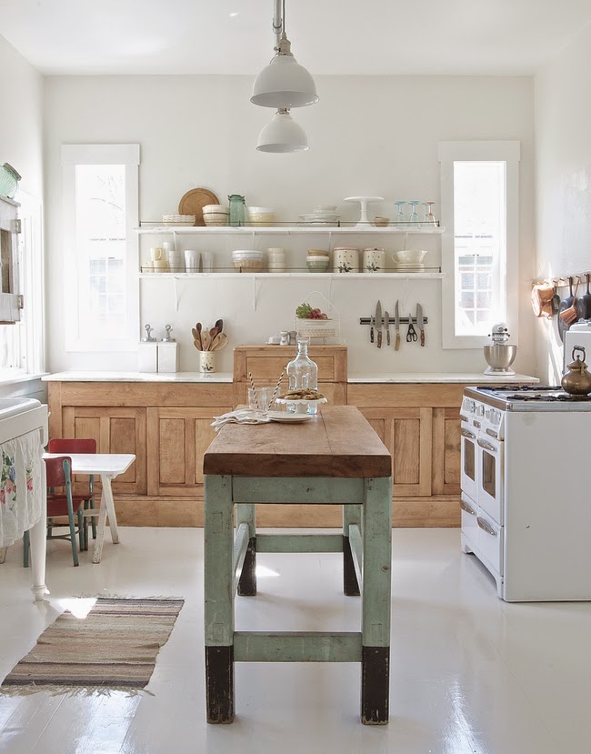 Przestronną kuchnię w wiekowym domu urządzono w stylu shabby chic. Lekko podniszczone meble i odpowiednio dobrane...