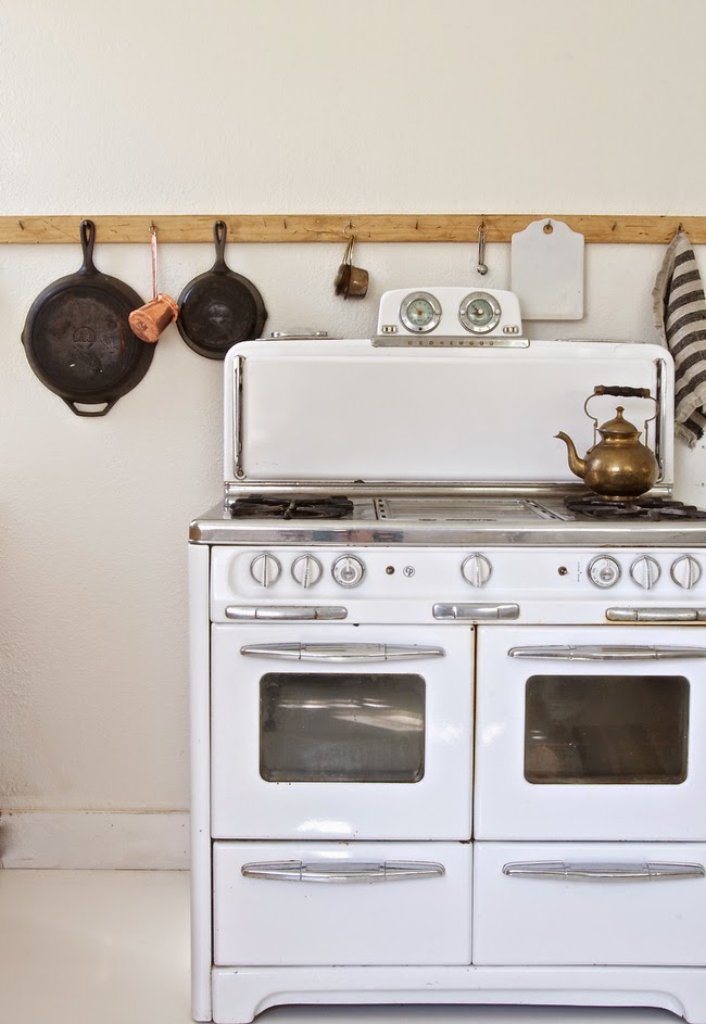 Zarówno drobne akcesoria, jak i sprzęt kuchenny idealnie wpisuje się w styl shabby chic. W kuchni zastosowano bardzo...