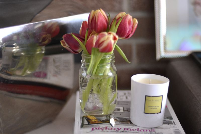 Bukiet świeżych tulipanów wnosi do wnętrza przyjemną wiosenną aurę. Aranżacja stoliczka kawowego uzupełniona o pachnącą...