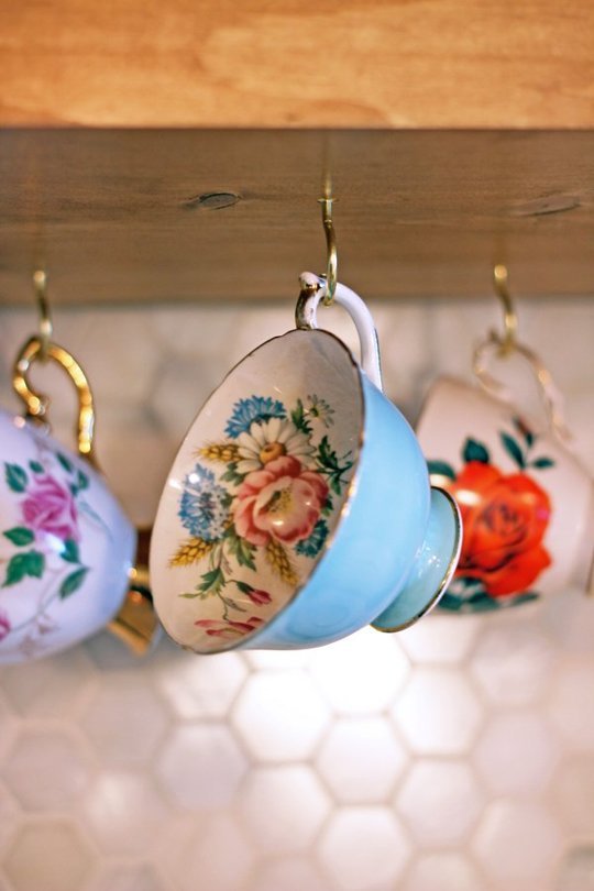 Porcelana ze złotym wykończeniem doskonale wpisuje się w paletę barw kuchni. Wymalowane kwiatowe wzory potęgują...