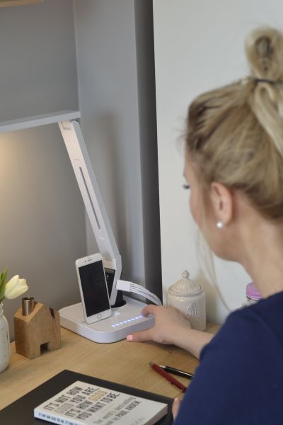 Biała lampka na biurku (49662)