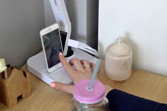 Lampka ze stacją dokująca na Iphone (49663)