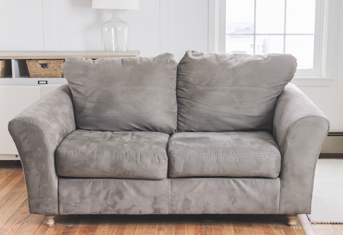 Sofa before wyglądała całkiem elegancko. Dwie duże wygodne poduchy, miękko wyściełane siedzisko i ogólne poczucie...