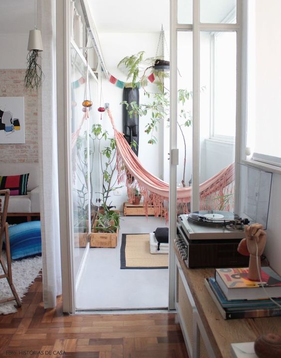 Świetny pomysł na zabudowany balkon. Oszklenie małego tarasu w żadnym razie nie musi oznaczać natychmiastowego...