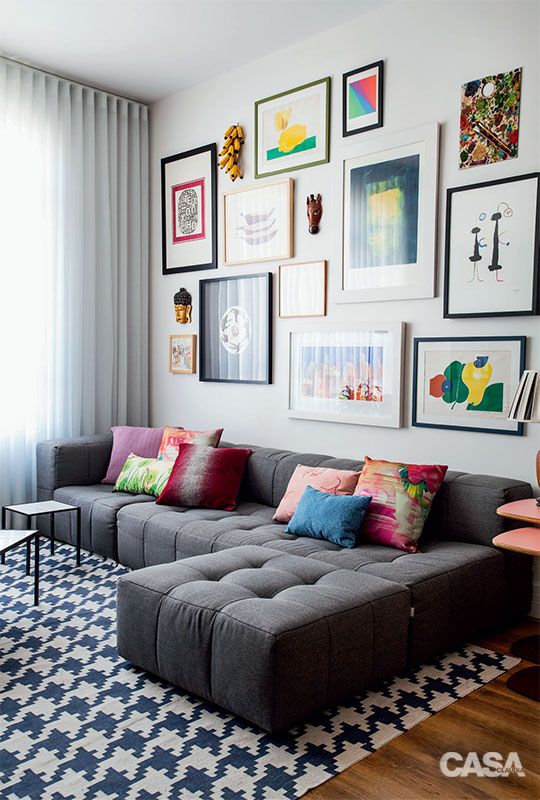 Duża narożnikowa sofa w ciemnym obiciu wygląda komfortowo i stanowi jednocześnie neutralną bazę dla wyeksponowania...