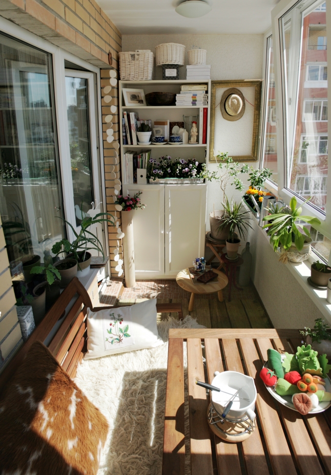 Zabudowany balkon tworzy bardzo przyjemny kąt do wypoczynku. Znajdują się na nim nie tylko ogrodowe meble, ale także...