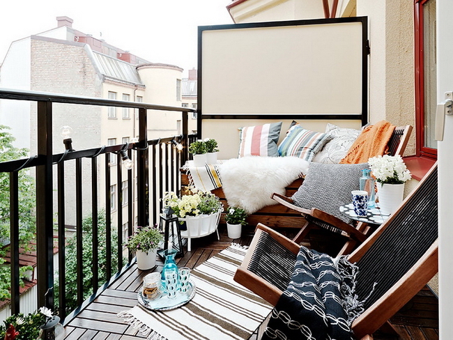 Dość wąski balkon zaaranżowano w bardzo przytulny sposób. Klimat podkreślają przede wszystkim zastosowane materiały -...