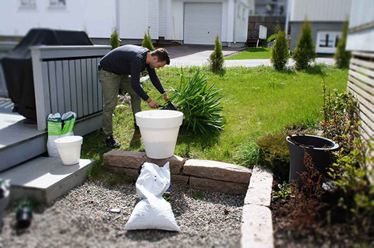 W stylizacji tarasu dużą wagę przywiązano do naturalnej zieleni. Właściciele zasadzili rośliny w dużych donicach,...