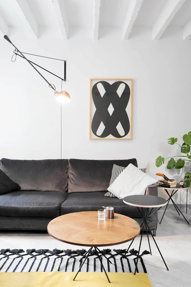 Ciekawy salon urozmaicono czarnymi elementami. Najwyraźniejszym z nich jest skórzana sofa, ale uwagę zwracają na siebie...