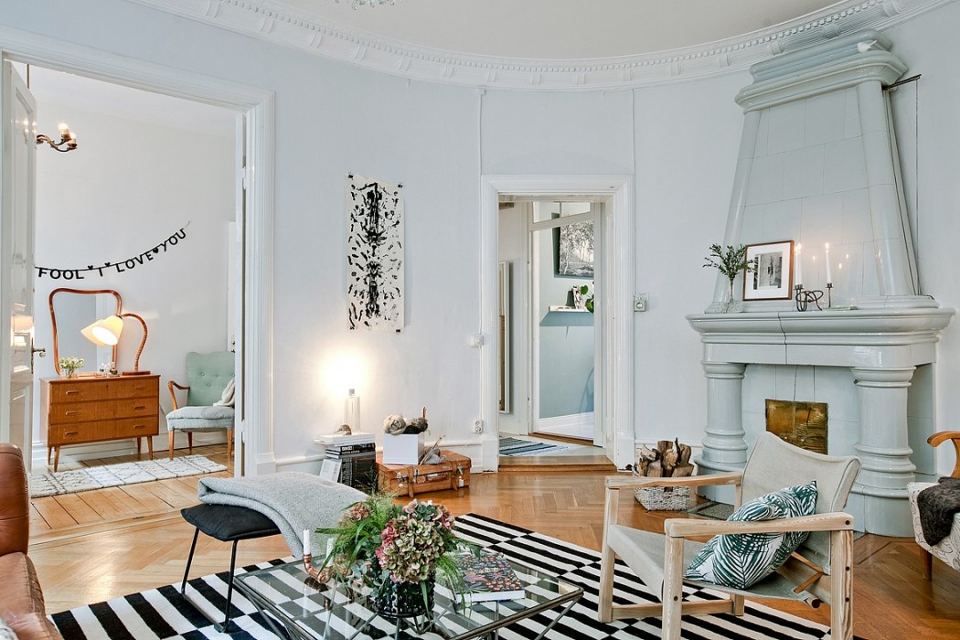 Salon o imponującej przestrzeni prowadzi do osobnych pomieszczeń. W pokoju dziennym wyraźny pasiasty dywan skomponowano...