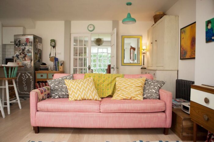 różowa sofa w aranżacji salonu różowa sofa w aranżacji salonu