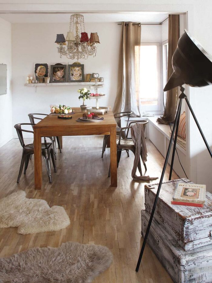 dekoracja jadalni w mieszanym stylu,mieszane style w aranzacji jadalni,drewniany prosty stół,żyrandol z abażurkami w stylu boho,industrialne szare krzesła,metalowe krzesła tolix,paryskie krzesła szare,stojaca lampa industrialna,walizki vintage,ramki retro,jak urządzić jadalnię w zmiksowanym stylu,