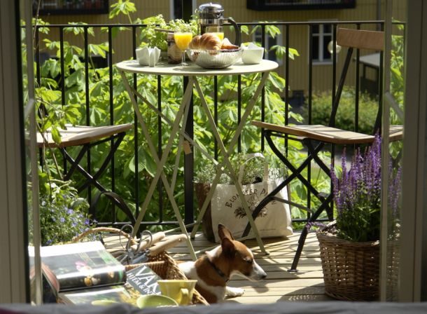 aranżacja balkonu,kute meble ogrodowe,meble czarne na balkon,jak urządzić balkon