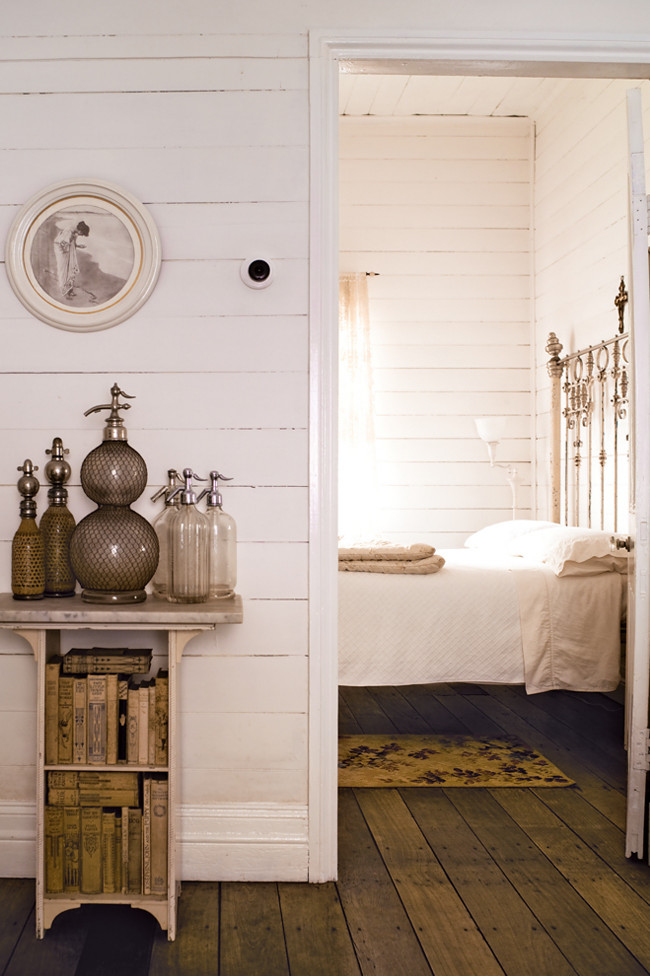 żelazne łóżko,lampa naftowa,emaliowane naczynia i garnki,dzbanki na mleko,wiejski domek w stylu shabby chic,,styl cottage,pastelowy mały domek na wsi,dom w stylu shabby chic,mieszanka stylu prowansalskiego i angielskiego,wiejska aranżacja,letni wiejski domek,wiejski salon,wiejska kuchnia,pastelowa aranżacja,stylowa aranżacja wiejskiego domku,wiejskie meble,francuskie dekoracje,angielska zastawa stołowa,inspiracje francuską wsią,rok wiejskiej aranżacji,wiejskie stylizacje,jak urzadzić wiejski domek,białe i pastelowe wnętrza