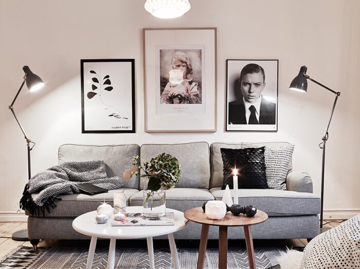 jak wieszać grafiki nad sofą w salonie,aranżacja salonu w stylu skandynawskim,skandynawski salon,beżowy kolor w salonie,szary kolor w salonie,beżowo-szara aranzacja salonu,jak urzadzić salon w szarymi bezowym kolorze,białe sciany z szarymi i brązowymi dodatkami,brązowa podłoga z szarym dywanem w salonie,nowoczesne grafiki na ścianach we wnętrzach,obrazy i fotografie do salonu,małe stoliki kawowe w stylu skandynawskim,czarny fotel na metalowych nóżkach,skandynawski dywan w geometryczne wzory,etnivczny dywan w czarno-białe wzory,czarne lampy podłogowe,lampy stojące z przegubem,lampy z wysięgnikiem do salonu,lampy do czytania