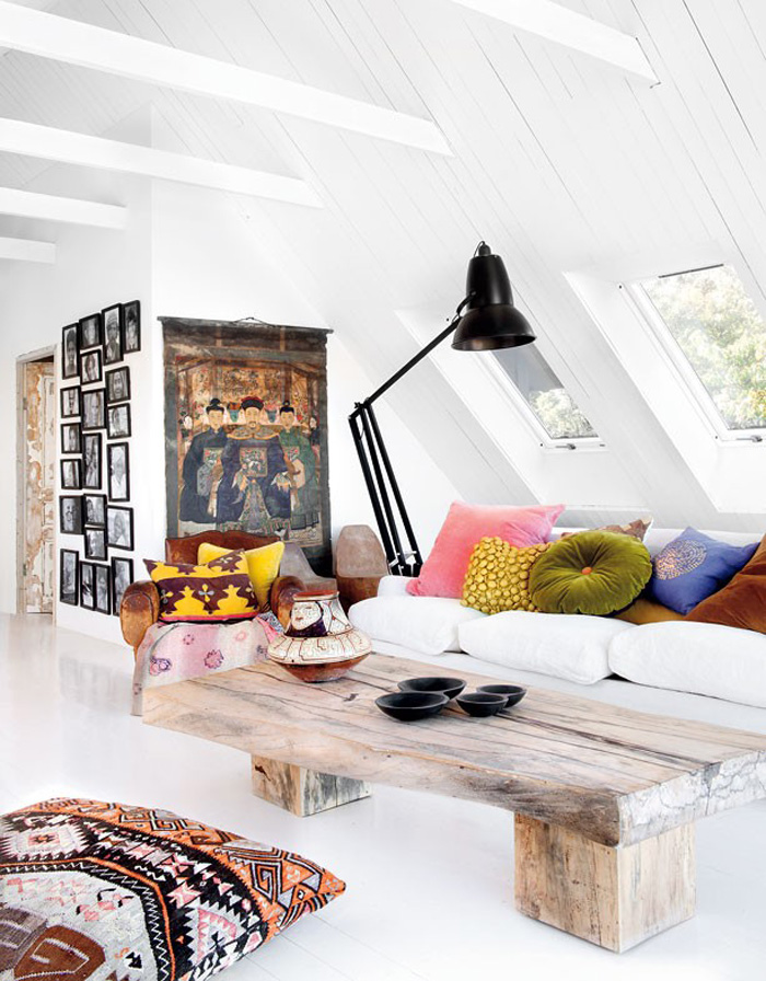 Marie-Ingrid Olsson,Scandinavian-villa-Ingrid-Marie-kącik z biurkiem,domowe biuro,stylowy francuski stół,francuskie lustro,ceramika ozdobna,czarne krzesla,niebieskie krzesła.drewniany skandynawski stół,metalowe fotele,krzesla industrialne,metalowe meble,brązowy stół, skandynawska kuchnia,biała kuchnia,bielone meble,portugalska ceramika,etniczne dekoracje,skandynawskie lampy,biale lampy,ozdobne lustra,duze lustra,biała podłoga,niebieski fotel,otwarty salon,otwarta zabudowa domu,kręcone metalowe schody,biała podłoga,biała kuchnia,nowoczesna kuchnia,styl vintage,skórzana sofa,jadalnia,krzesła do jadalni,lampy podłogowe,nowoczesne lampy,żyrandole,drewniane meble,nebieskie meble,starzone meble,industrialny styl. biały dom skandynawski,przeszklony dom,dom z tarasem,jak urządzić taras,meble do ogrodu,dom na sprzedaż