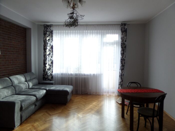 salon,ściana C z oknami