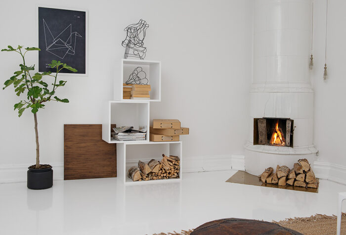 białe aranżacje wnetrz,białe inspiracje,skandynawskie,białe wnętrza,białe mieszkania,białe apartamenty,estetyczne wnętrza,inspiracje biela i drewnem,salon z białym kominkiem