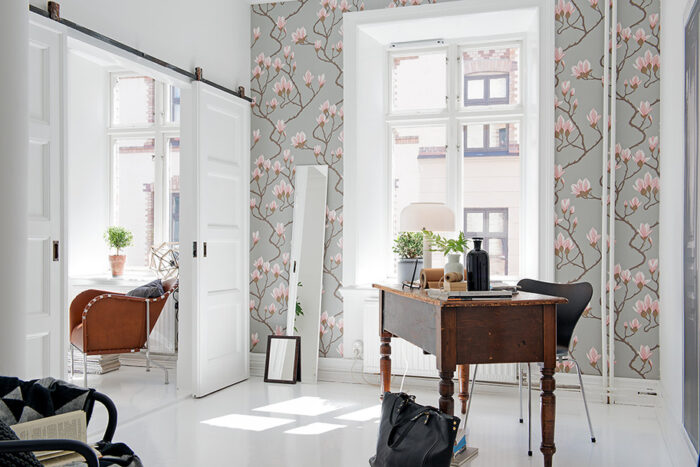 tapeta w kwiaty,białe aranżacje wnetrz,białe inspiracje,skandynawskie,białe wnętrza,białe mieszkania,białe apartamenty,estetyczne wnętrza,inspiracje biela i drewnem, 