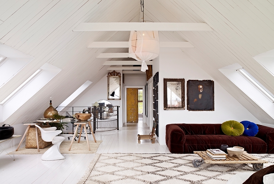 Ingrid Marie willa,Scandinavian-villa-Ingrid-Marie-kącik z biurkiem,domowe biuro,stylowy francuski stół,francuskie lustro,ceramika ozdobna,czarne krzesla,niebieskie krzesła.drewniany skandynawski stół,metalowe fotele,krzesla industrialne,metalowe meble,brązowy stół, skandynawska kuchnia,biała kuchnia,bielone meble,portugalska ceramika,etniczne dekoracje,skandynawskie lampy,biale lampy,ozdobne lustra,duze lustra,biała podłoga,niebieski fotel,otwarty salon,otwarta zabudowa domu,kręcone metalowe schody,biała podłoga,biała kuchnia,nowoczesna kuchnia,styl vintage,skórzana sofa,jadalnia,krzesła do jadalni,lampy podłogowe,nowoczesne lampy,żyrandole,drewniane meble,nebieskie meble,starzone meble,industrialny styl. biały dom skandynawski,przeszklony dom,dom z tarasem,jak urządzić taras,meble do ogrodu,dom na sprzedaż