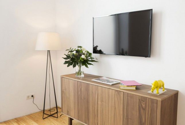 drewniana komoda z ikei,nowoczesna komoda z drewna,komoda w okleinie z drewna,lampa podłogowa na metalowym stelażu,jak urządzić prosto salon meble z ikei,proste aranzacje salonów,lampy podłogowe na metalowym stelażu,biały abażur w nowoczesnych lampach stojacych,stojace lampy do salonu,komoda  drewnopodobna do salonu,modern rustic meble