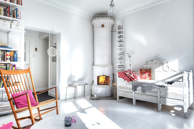 biały ceramiczny kominek,skandynawski biały piec,kominek-piec skandynawski,ceramicny kominek,stylizowany skandynawski piec,biały piec,biały kominekskandynawski salon z kominkiem,
