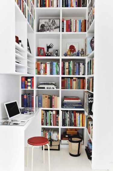 aranżacja małego domowego gabinetu z biblioteczką aranżacja małego domowego gabinetu z biblioteczką