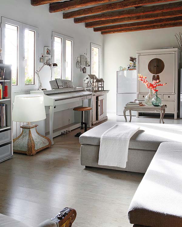 skandynawskie wnetrze,rustykalny styl,skandynawski styl,prowansalskie meble,nowoczesna sofa,jasny narośnik,nowoczesny narośnik,meble do salonu,drewniane belki,przedmioty z ocynku,ramki,białe ramki,brazowa komodabiała ,szafa,dekoracyjne lustra,lusterka,białe wnętrze,jasna podłoga,poddasze,chińska szafa