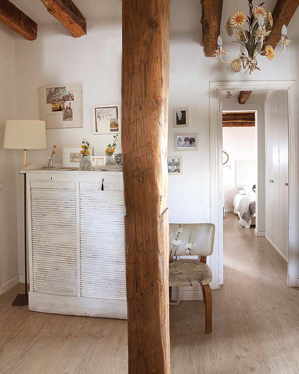 drewniany filar,kolorowy żyrandol,lampa podłogowa,drewniana podłoga,jasna podłoga,meble i dekoracje do salonu,styl skandynawski,styl rustykalny,drewniane belki,brązowe belki,białe meble,stylowe meble,skrzynie ,kufry,ceramiczna lampa,pianino,jak urzadzic salon w skandynawskim stylu,dekoracje industrialne,skandynawskie wnetrze,rustykalny styl,skandynawski styl,prowansalskie meble,nowoczesna sofa,jasny narośnik,nowoczesny narośnik,meble do salonu,drewniane belki,przedmioty z ocynku,ramki,białe ramki,brazowa komodabiała ,szafa,dekoracyjne lustra,lusterka,białe wnętrze,jasna podłoga,poddasze
