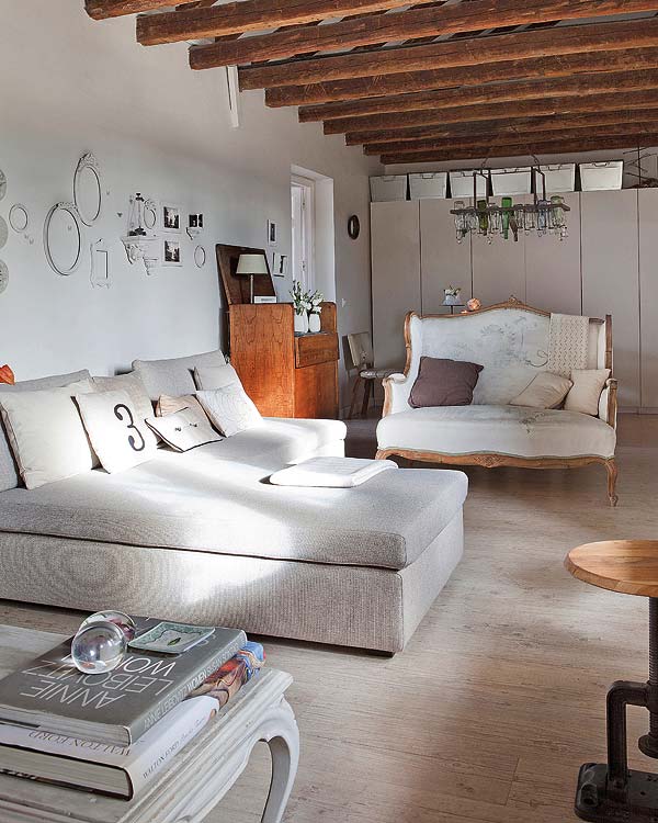 skandynawskie wnetrze,rustykalny styl,skandynawski styl,prowansalskie meble,nowoczesna sofa,jasny narośnik,nowoczesny narośnik,meble do salonu,drewniane belki,przedmioty z ocynku,ramki,białe ramki,brazowa komodabiała ,szafa,dekoracyjne lustra,lusterka,białe wnętrze,jasna podłoga,poddasze,chińska szafa