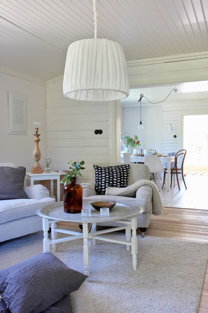 biała wisząca lampa w salonie biała wisząca lampa w salonie