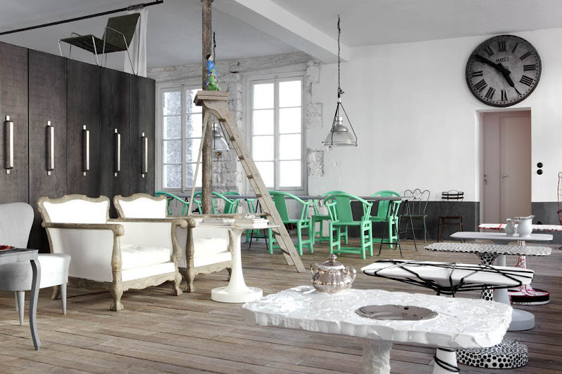salon z jadalnią,eklektyzm,stoliki kawowe,awangardowe meble,loft,kuchnia,Paolo Navone,architekt włoski,projektantka włoska,shabby chic,nowoczesna kuchnia,metaliczna kuchnia,szara kuchnia