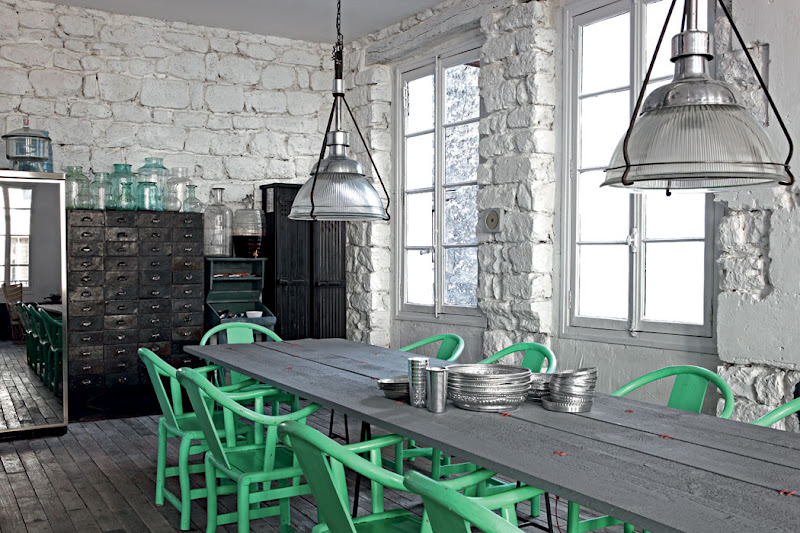 jadalnia,turkusowe krzesła,industrialne meble,shabby chic,industrialne lampy,loft,kuchnia,Paolo Navone,architekt włoski,projektantka włoska,shabby chic,nowoczesna kuchnia,metaliczna kuchnia,szara kuchnia