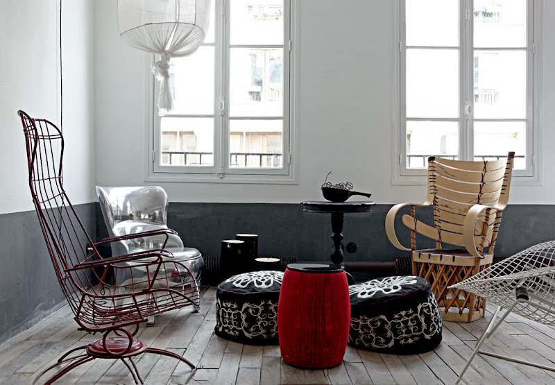 pufy,marokańskie pufy,czerwone pufy,czarny stolik kawowy,nowoczesne fotele,loft,kuchnia,Paolo Navone,architekt włoski,projektantka włoska,shabby chic,nowoczesna kuchnia,metaliczna kuchnia,szara kuchnia
