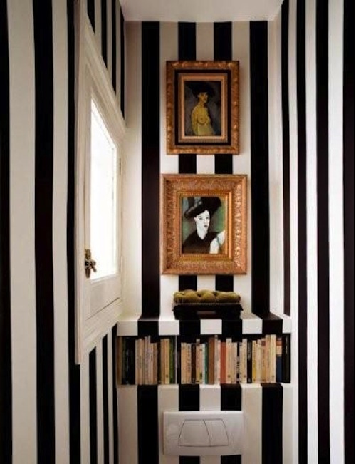 tapeta w czarno-białe paski, czarno-biała aranżacja,ściana w paski,dekoracje w paski